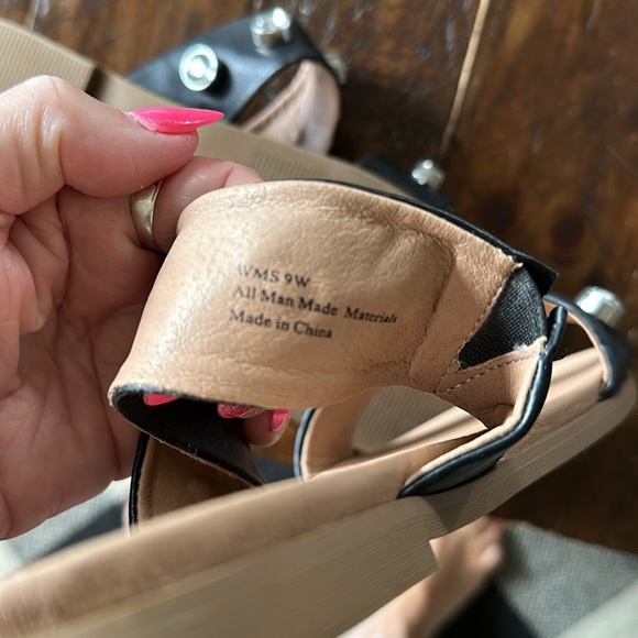 Woman’s sandals - Picture 2 of 4